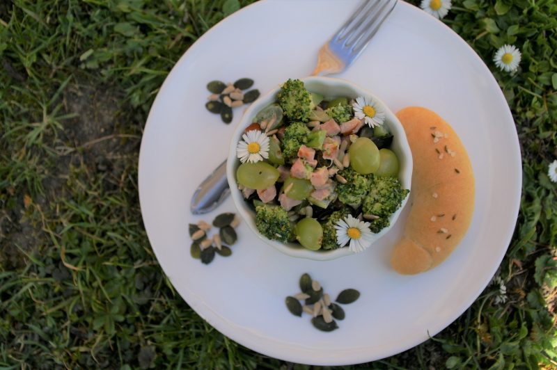 Brokolicový salát s hroznovým vínem