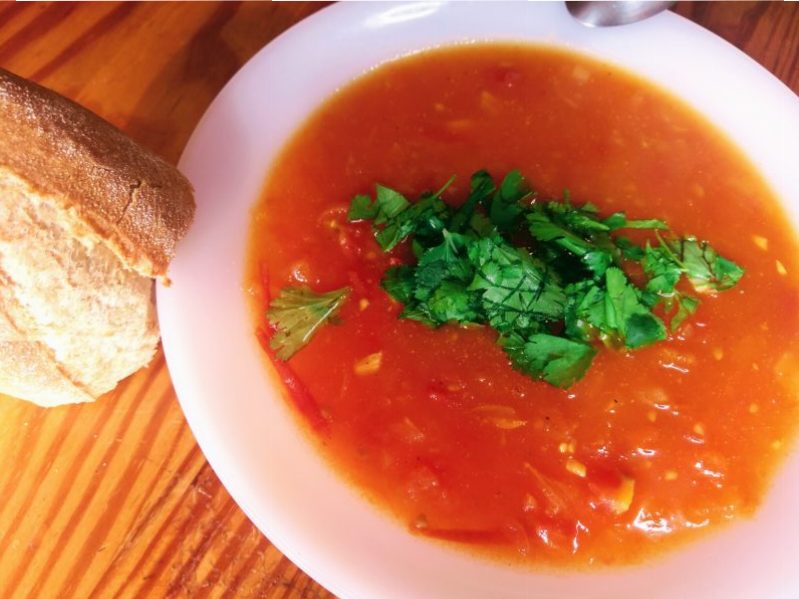 Tomatová polévka s kurkumou